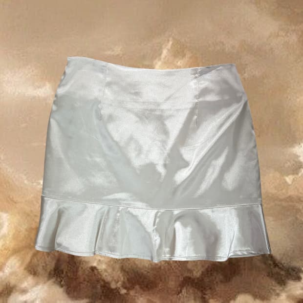 블랙업 새틴 베이지 미니 스커트