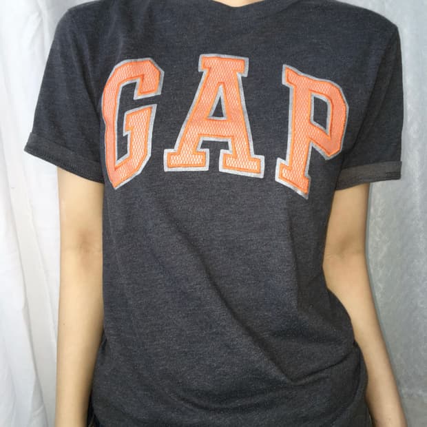 GAP 차콜 티셔츠 