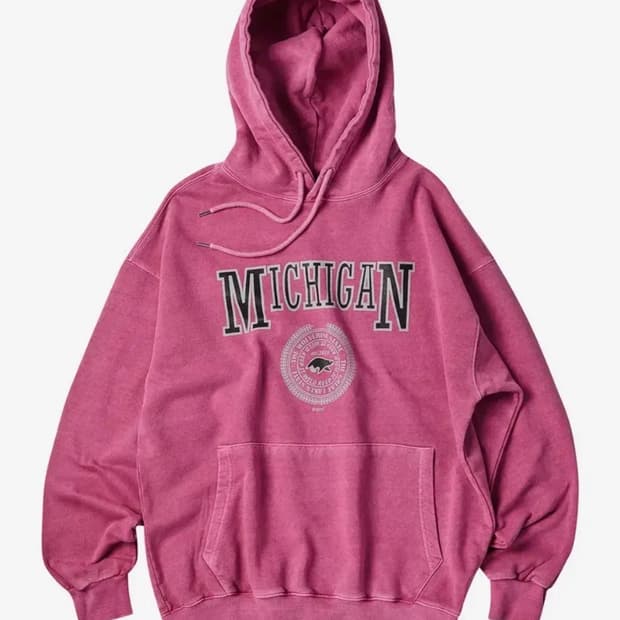 트래블 미시간 울버린 피그먼트 후드티 마젠타