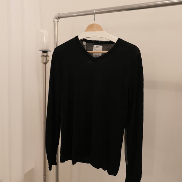 비즈빔 브이넥 니트