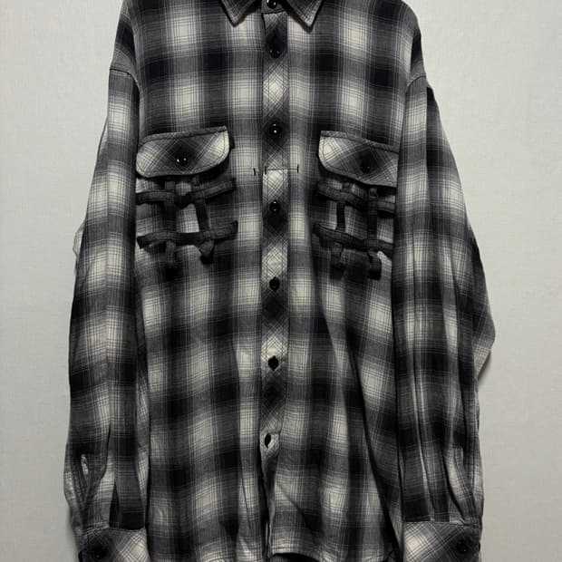 [46] 솔로이스트 오버사이즈 백지퍼 본디지 옴브레 셔츠 블랙