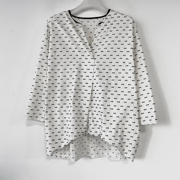 르베이지 도트 자수 티블라우스