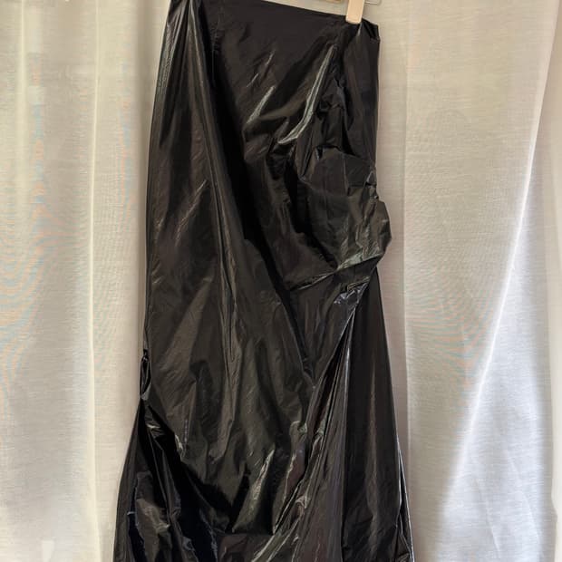 쓰리투에잇티 UNBALANCED SHIRRING SKIRT (BLACK)