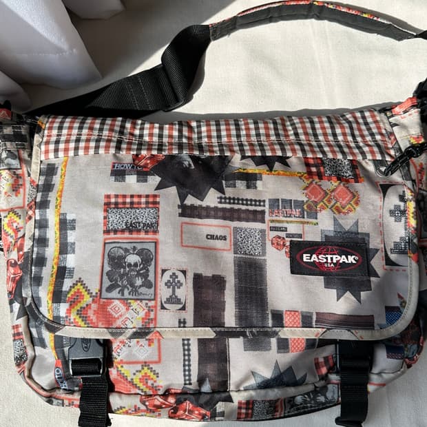 이스트팩 패치워크 프린팅 델리게이트 크로스백