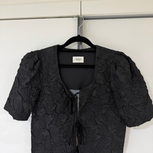 AOPT 퍼프 슬리브 블라우스