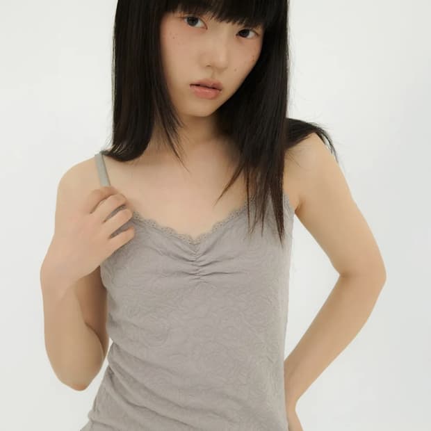 미레코 FLOWER EMBOSSED SLEEVELESS GREY