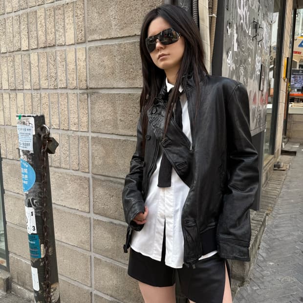 언밸런스 버튼 디테일 레더 자켓