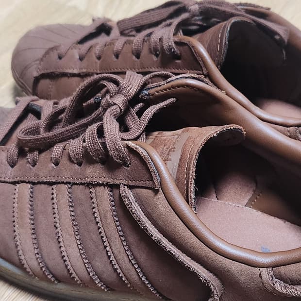 아디다스 슈퍼스타 82 프리러브 브라운 280