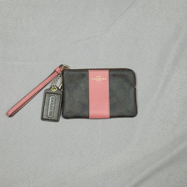 [코치] 시그니처 센터 스트라이프 코너 지퍼 리스트릿 | G00016