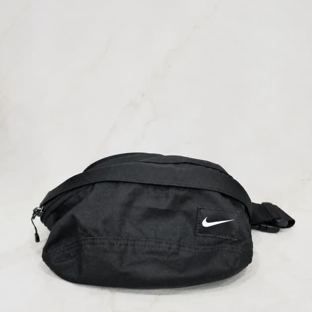 NIKE 나이키 힙색 가방! 깔끔한 블랙&화이트로고 색상~