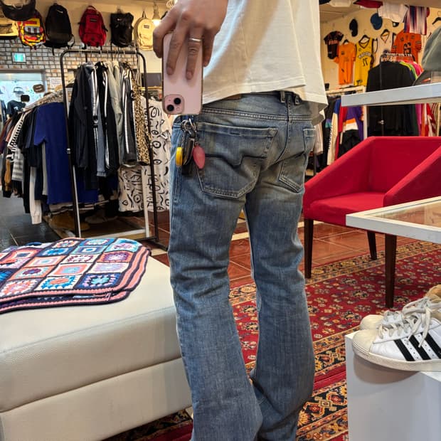 디젤 자탄 워싱 부츠컷 데님 팬츠 31in