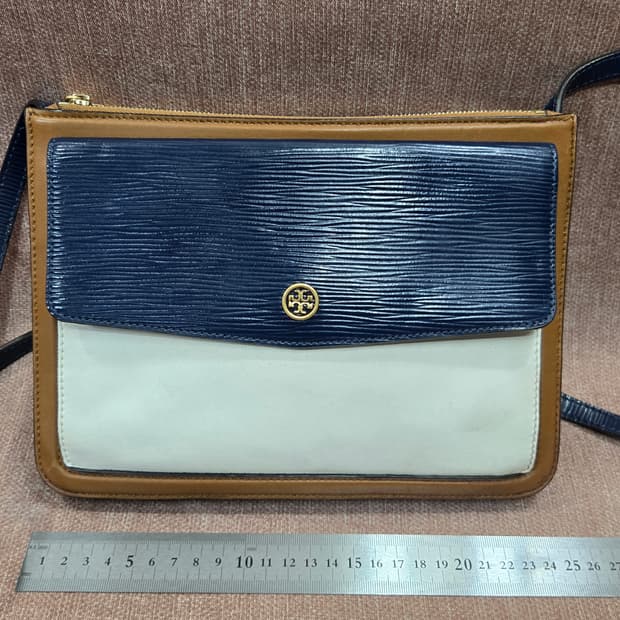 토리버치 가방 네이비/아이보리 크로스백