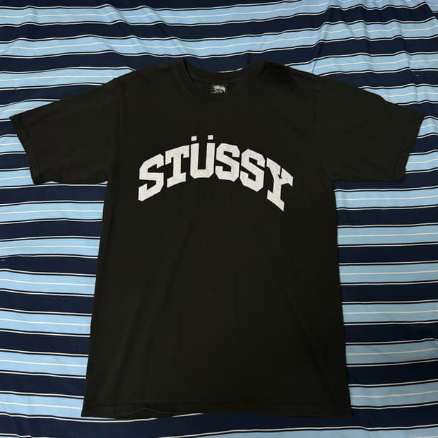 STUSSY 아치 로고 프린트 블랙 반팔 