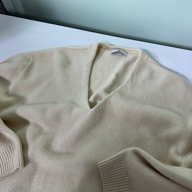 OS GR NOTED 루즈오버핏 아이보리 딥브이넥 캐시미어니트