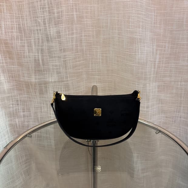 정품 MCM 반달 미니백    