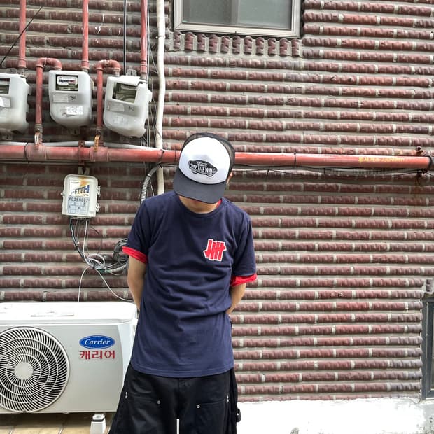 언디핏 로고 티셔츠