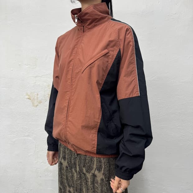 빔즈(BEAMS) 로즈 블랙 컬러 뉴 스탠다드 나일론 하이넥 트랙 자켓