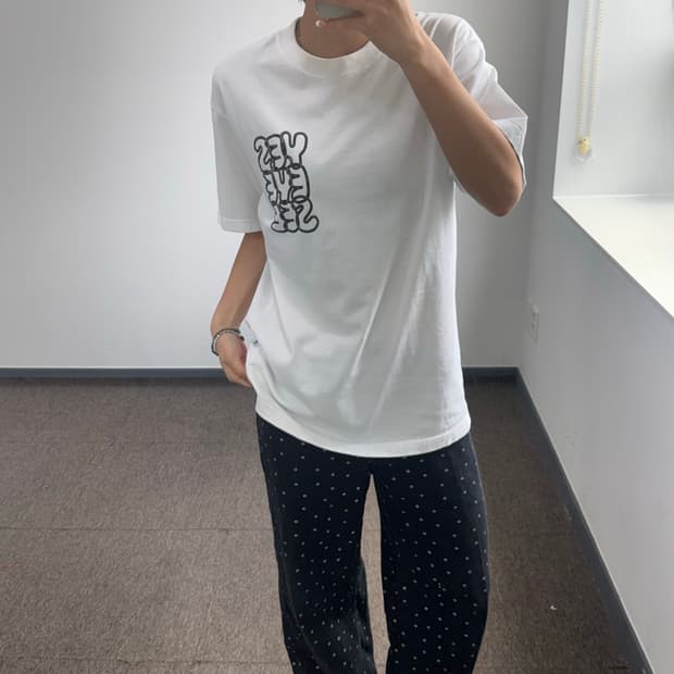 Yeseyesee 예스아이씨 백 빅 로고 화이트 반팔