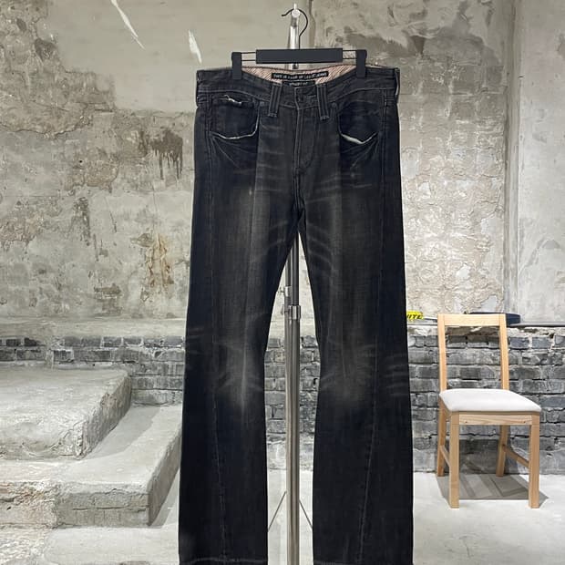 리바이스 레드탭 흑청 워싱 스트레이트 데님 팬츠