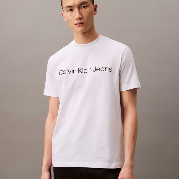 [캘빈클라인] 레귤러핏 인스티튜셔널 로고 반팔 티셔츠