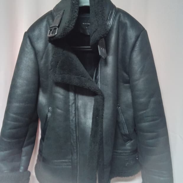 에비 에이터 블랙 무스탕