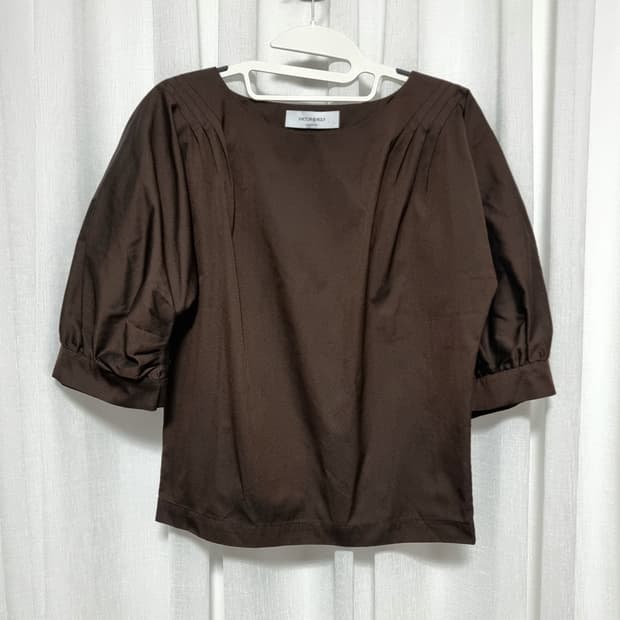 빅터앤롤프 나그랑숄더 가오리핏 광택진브라운 블라우스 (5566) 상태최상