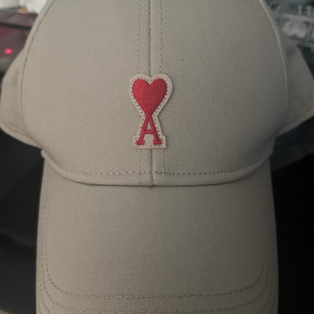Ami 아미 하트 로고 볼캡 베이지