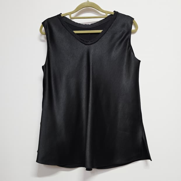 마인 블랙 브이넥 민소매 블라우스