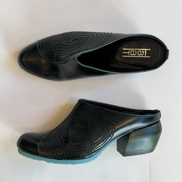 HAAT ISSEY MIYAKE STITCH LEATHER MULES
