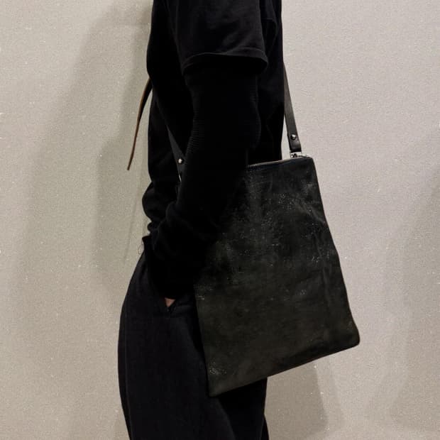 꼼데가르송 크랙 코티드 피그레더 미니 숄더백