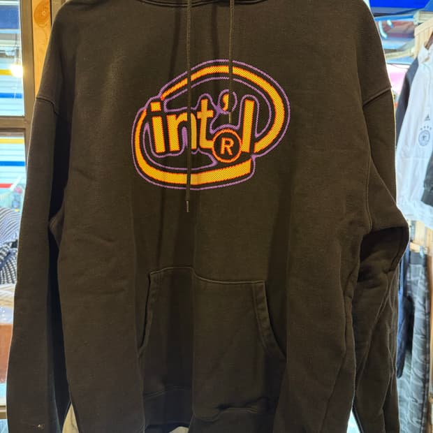 인터내셔널 Intl 로고 블랙 후드티