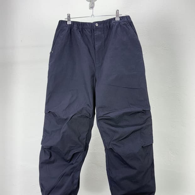 다이와피어39 딥 네이비 코튼 파라슈트 리거 팬츠