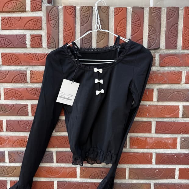 쎄무아듀 보우 레이스 트럼펫 슬리브 탑 (블랙)