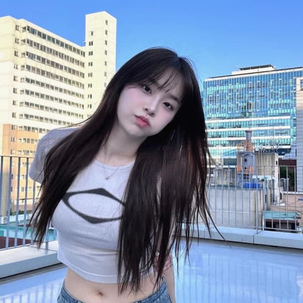 [츄 착용] 미스치프 롬버스 블러티셔츠 라이트베이지