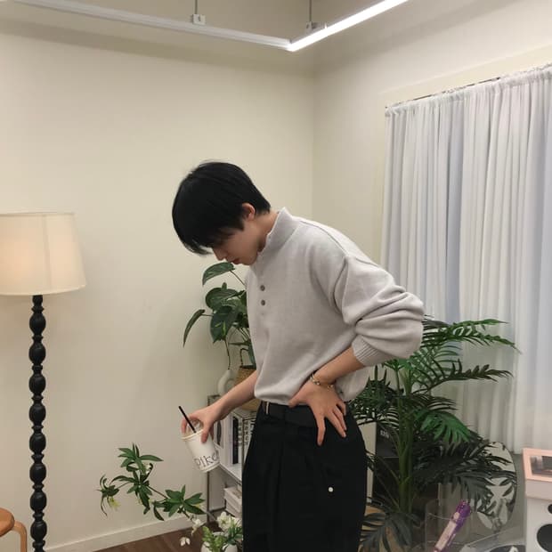 남자 반집업 니트 (버튼)