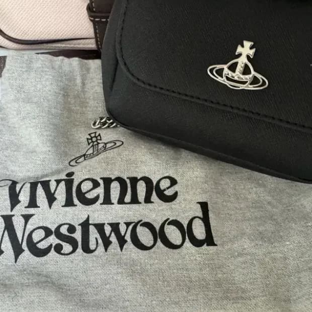 비비안 웨스트우드 사피아노 바이오그린 스몰 퍼스 크로스백 블랙 판매