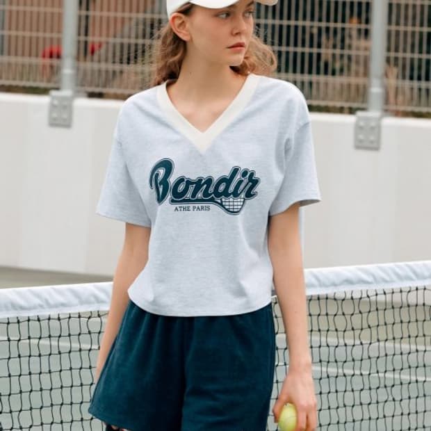 아떼 2022 프린팅 브이넥 크롭 티셔츠 S사이즈