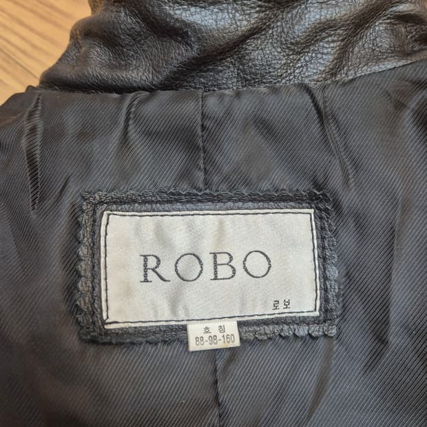 ROBO 여성 가죽 자켓입니다

- 사이즈: 88-98-160
- 겉감: