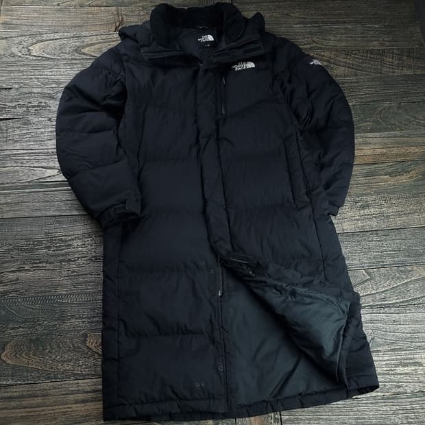 [노스페이스] 로고 자수 구스다운 롱 패딩 블랙 M18172