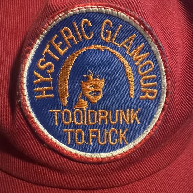 히스테릭 글래머 투 드렁크 투 퍽 모자