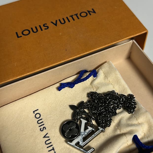 루이비통 더콰이즈 큐빅 목걸이