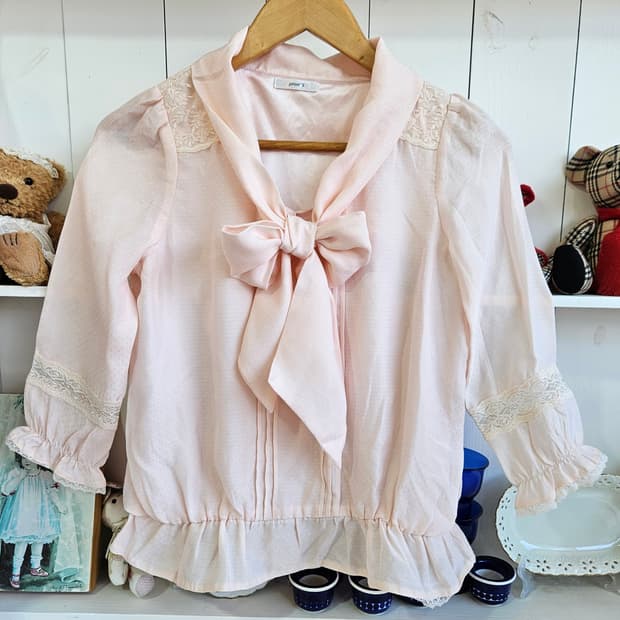 리본 블라우스