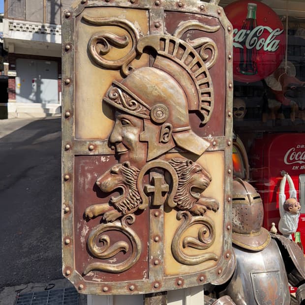 빈티지 소품 방패 벽 조형물