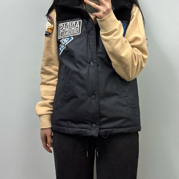아디다스 패치 블랙 후드 조끼 패딩