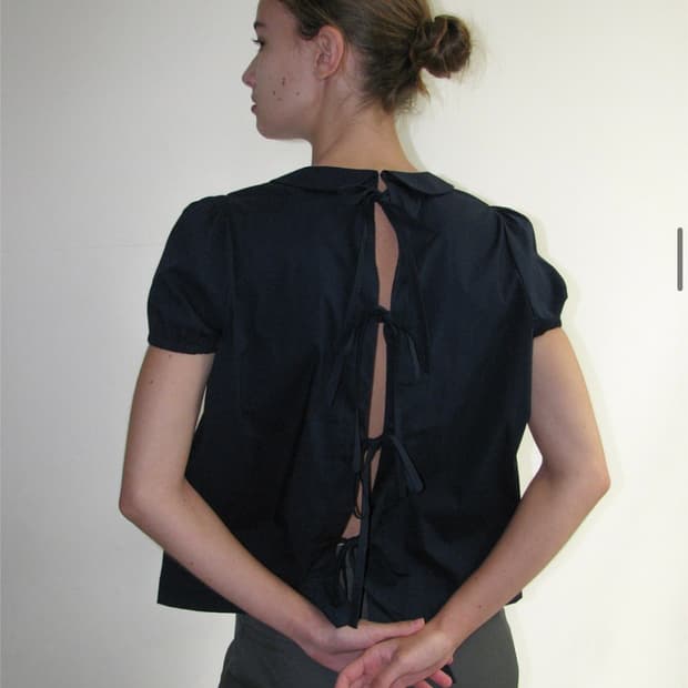 오픈백 리본 스트랩 블라우스 네이비