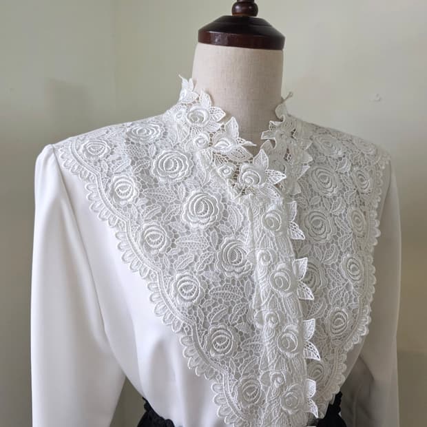 화이트 레이스 블라우스