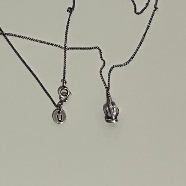 언더커버 미들핑거 목걸이