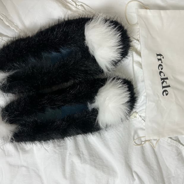 프레클 스컹크인블랙 페이크퍼 플랫슈즈