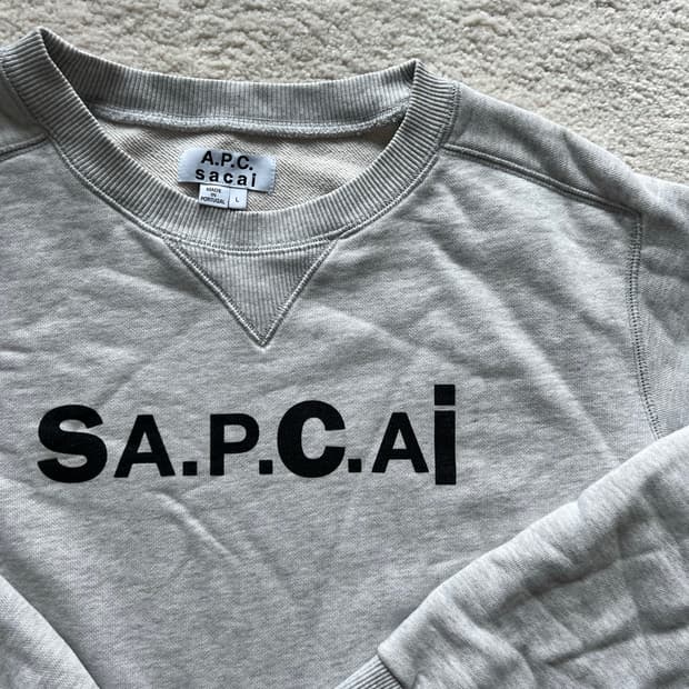 사카이 x A.P.C 콜라보 그레이 맨투맨