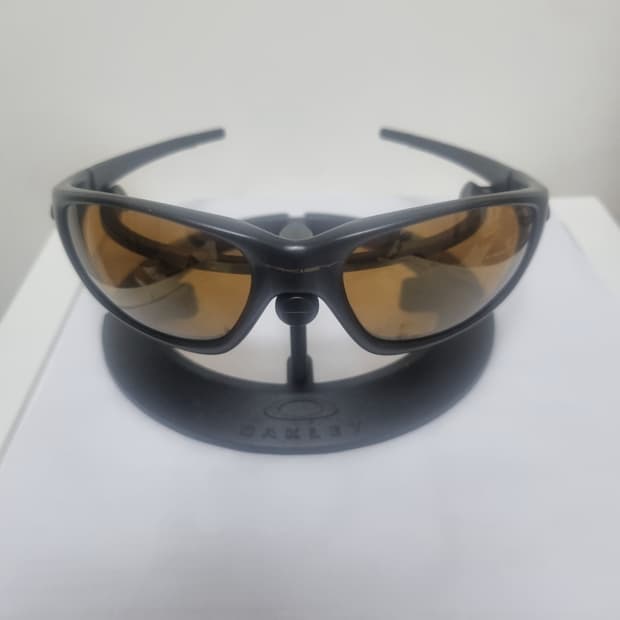 오클리 스트레이트 자켓 매트블랙골드아이콘